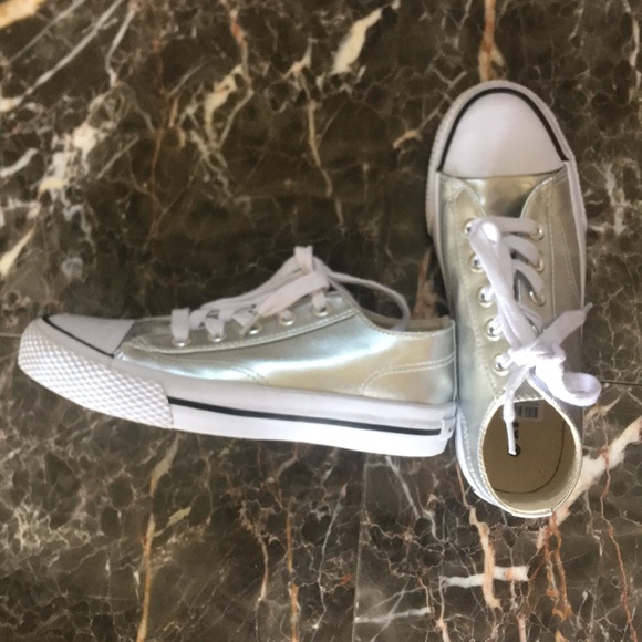 silver tennis shoes